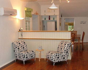 Montville Holiday House - C Tourism 6