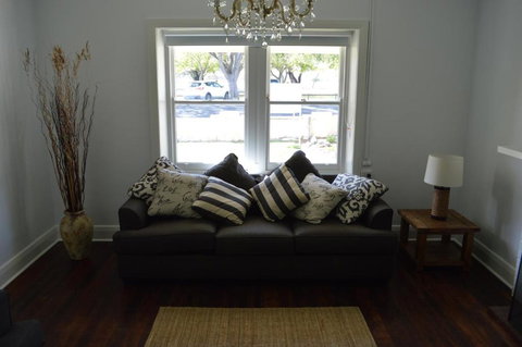 Two Cow Cottage Bed & Breakfast - C Tourism 3