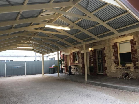 Two Cow Cottage Bed & Breakfast - C Tourism 6