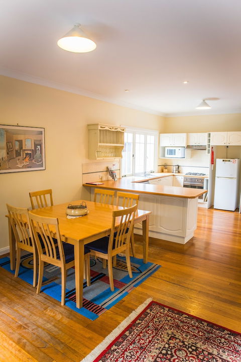 Whispering Pines Cottages - C Tourism 4