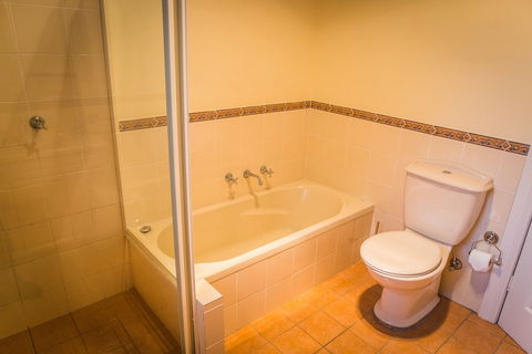 Whispering Pines Cottages - C Tourism 6