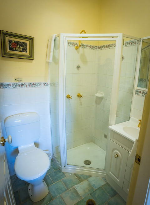 Whispering Pines Cottages - C Tourism 5