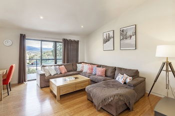 Khione 1 - Modern & Spacious With Views Towards Lake Jindabyne & The Mountains Beyond - C Tourism 2