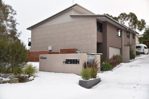 Khione 1 - Modern & Spacious With Views Towards Lake Jindabyne & The Mountains Beyond - C Tourism 6