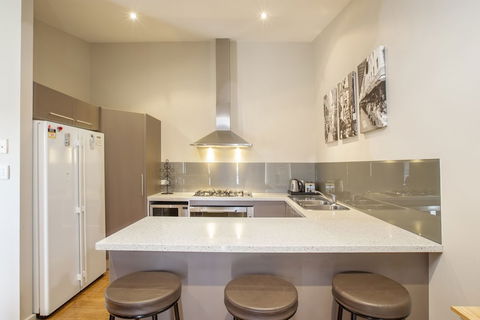Khione 1 - Modern & Spacious With Views Towards Lake Jindabyne & The Mountains Beyond - C Tourism 4