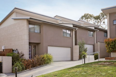 Khione 1 - Modern & Spacious With Views Towards Lake Jindabyne & The Mountains Beyond - C Tourism 3
