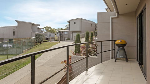 Khione 1 - Modern & Spacious With Views Towards Lake Jindabyne & The Mountains Beyond - C Tourism 1