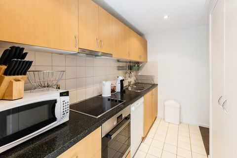 NAOMI, 2BDR South Melbourne Apartment - C Tourism 4
