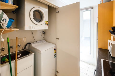 NAOMI, 2BDR South Melbourne Apartment - C Tourism 0