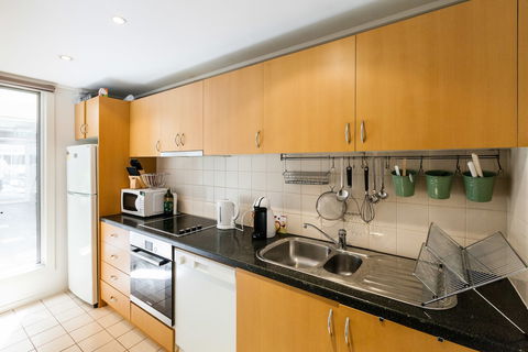 NAOMI, 2BDR South Melbourne Apartment - C Tourism 3