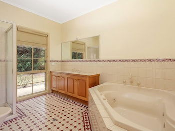 Alpine Mist - Spacious 5 Bedroom Home - C Tourism 5