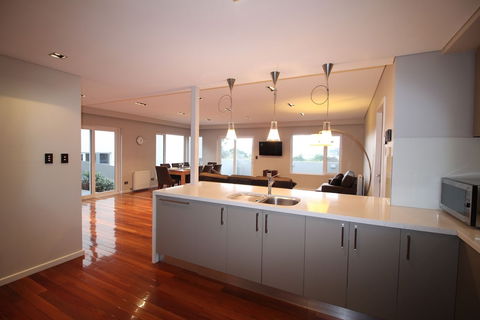 Sunny Sandy Bay Apartment - C Tourism 4