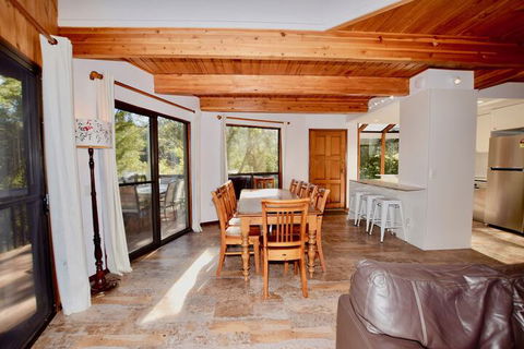 Sublime Cedar Lodge Leura - C Tourism 5