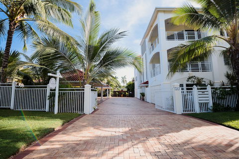 Villa Beach Palm Cove - C Tourism 3