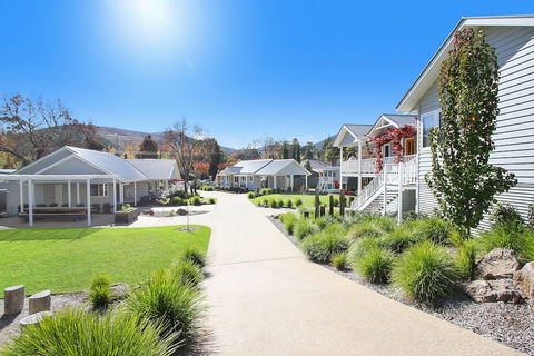 Spring Home - Our Place At Bright - C Tourism 5