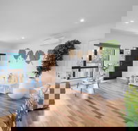 AUJOY 3 Bed Townhouse Burwood 1 - C Tourism