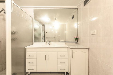 Amazing Location Cozy Stay With Parking - C Tourism 5