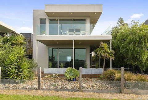 Grossard Point The Lighthouse Ventnor - C Tourism 1