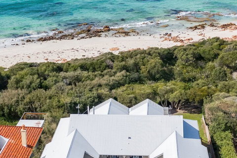 Beachfront House - C Tourism 6