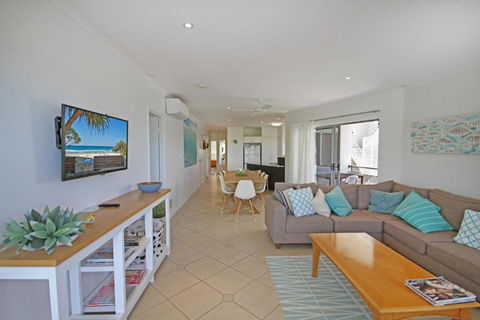 Unit 2 Beach Gallery 9 Andrew Street Point Arkwright 500 BOND LINEN SUPPLIED - C Tourism 6