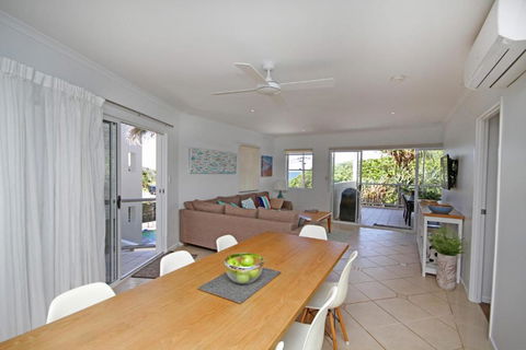 Unit 2 Beach Gallery 9 Andrew Street Point Arkwright 500 BOND LINEN SUPPLIED - C Tourism 3