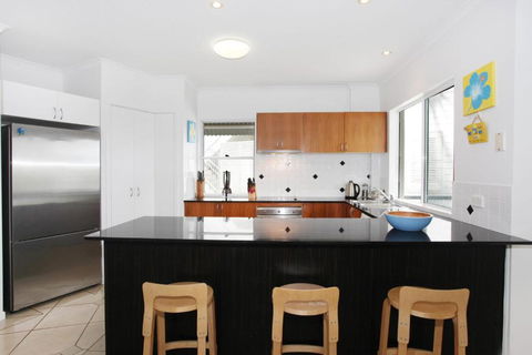 Unit 2 Beach Gallery 9 Andrew Street Point Arkwright 500 BOND LINEN SUPPLIED - C Tourism 1
