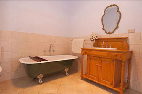 Charlie Bates Cottage - C Tourism 3