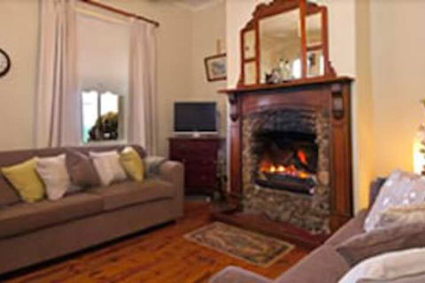 Charlie Bates Cottage - C Tourism 2