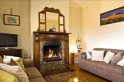 Charlie Bates Cottage - C Tourism 1