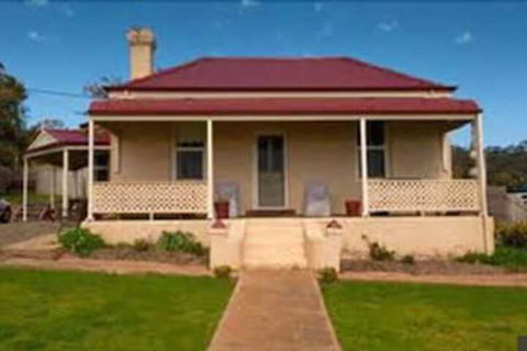 Charlie Bates Cottage - C Tourism 0