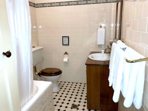 The Chalet Guesthouse And Studio - C Tourism 5