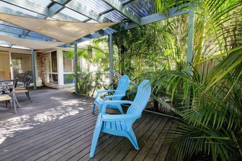 FRANGIPANI BEACH HOUSE PET FRIENDLY 22 Belbourie Cres Boomerang Beach - C Tourism 5
