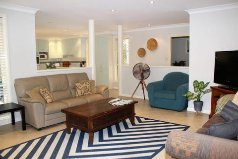 FRANGIPANI BEACH HOUSE PET FRIENDLY 22 Belbourie Cres Boomerang Beach - C Tourism 6