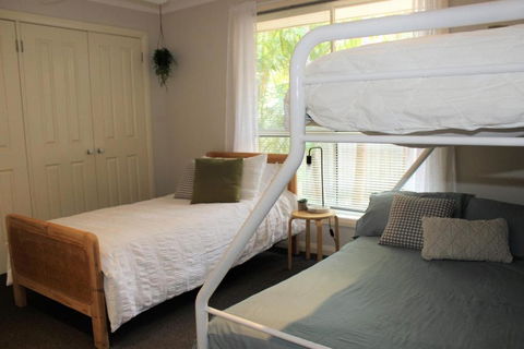 FRANGIPANI BEACH HOUSE PET FRIENDLY 22 Belbourie Cres Boomerang Beach - C Tourism 1