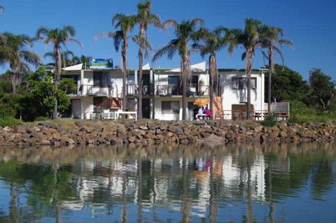 Beachfront 6 25 Willow Street - C Tourism 3