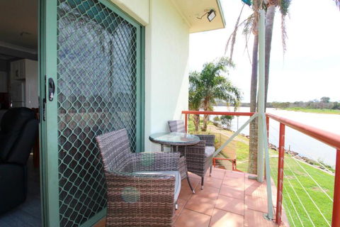 Beachfront 6 25 Willow Street - C Tourism 2