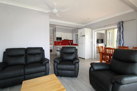 Beachfront 6 25 Willow Street - C Tourism 5