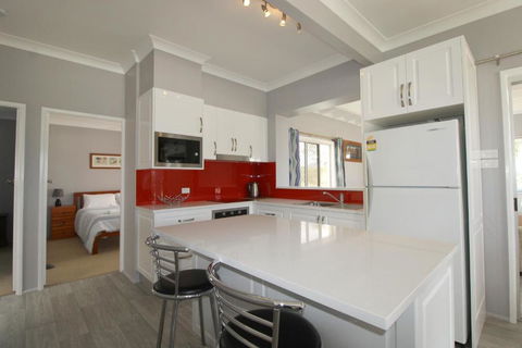 Beachfront 6 25 Willow Street - C Tourism 1