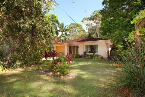 35 Santa Monica Avenue Coolum Beach Pet Friendly Linen Included - C Tourism 1