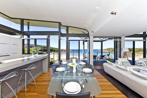 Sails On The Beachfront Exclusive Seaside Home - C Tourism 6