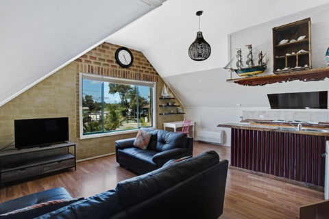 Salt Wood Cabin Style Retreat - C Tourism 3