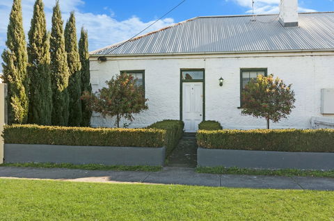 Cottage On James Circa:1855 - C Tourism 2