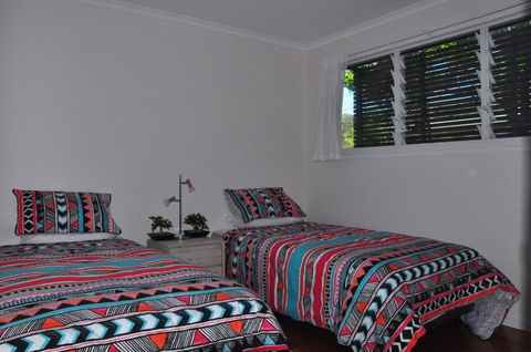 10 Double Island Drive Modern Family Home Centrally Located Swimming Pool & Outdoor Area - C Tourism 6