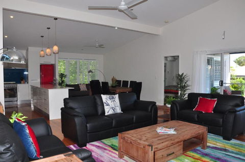 10 Double Island Drive Modern Family Home Centrally Located Swimming Pool & Outdoor Area - C Tourism 4