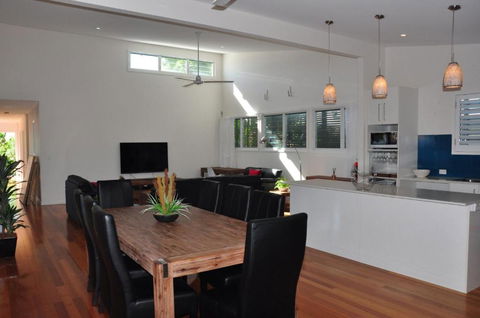 10 Double Island Drive Modern Family Home Centrally Located Swimming Pool & Outdoor Area - C Tourism 3