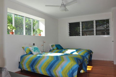 10 Double Island Drive Modern Family Home Centrally Located Swimming Pool & Outdoor Area - C Tourism 2