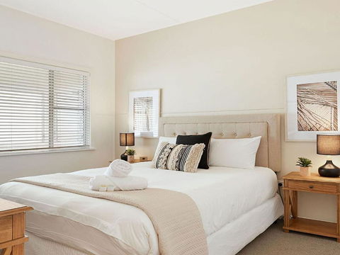 Ocean Blue Apartment One Oceanfront Apartment - C Tourism 6