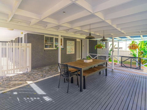 Curls & Buoys Pet Friendly Stone Throw To River - C Tourism 3