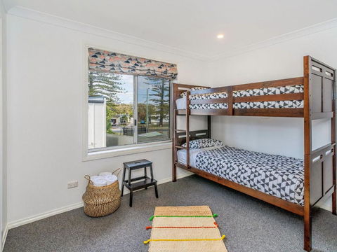 Curls & Buoys Pet Friendly Stone Throw To River - C Tourism 1