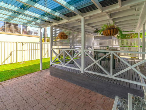 Curls & Buoys Pet Friendly Stone Throw To River - C Tourism 5